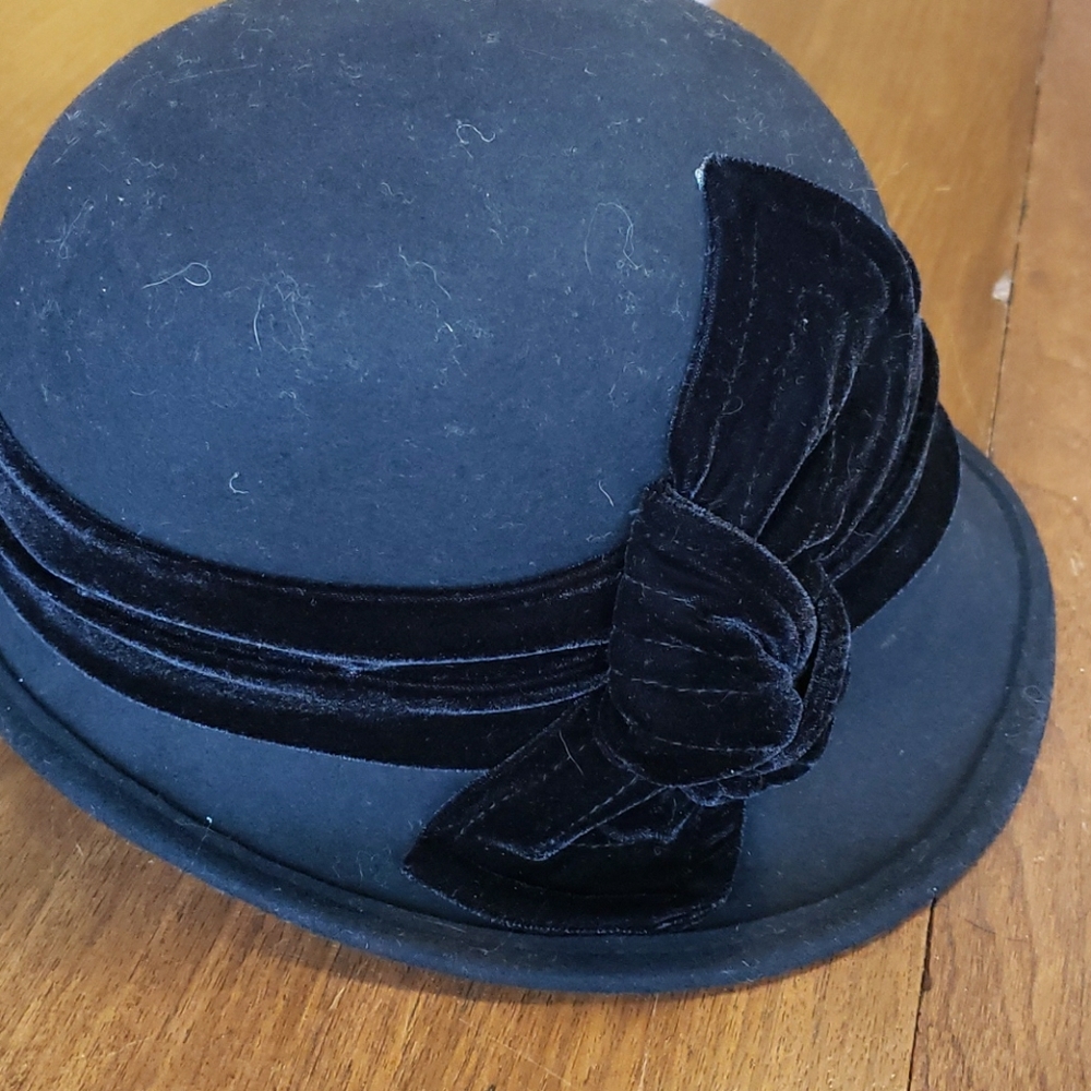 Women's black vintage style hat